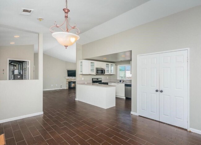 Building Photo - 1370 Palomar Pl