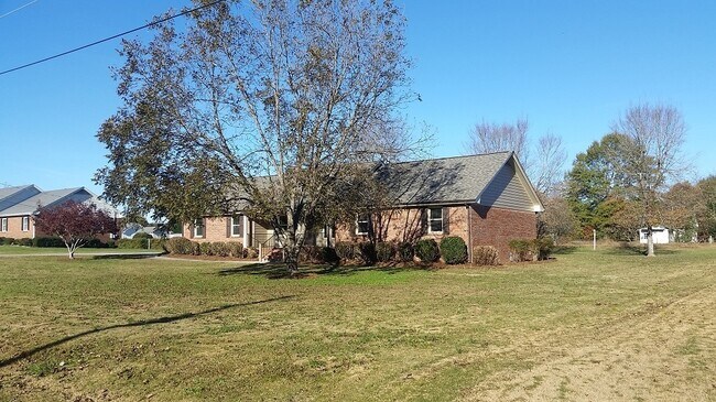 Building Photo - Level 1 ac Lot, 3bd, 2ba, Brick, nice stre...