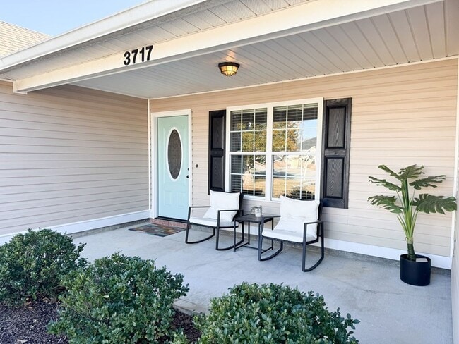 Foto del edificio - Spacious 3BR Home with Open Split Layout, Fenced Yard & Covered Front Porch