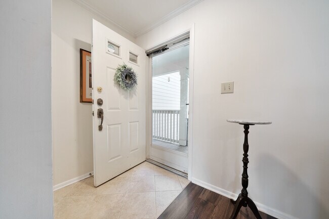entry way - 36 Lakes Edge Dr SE