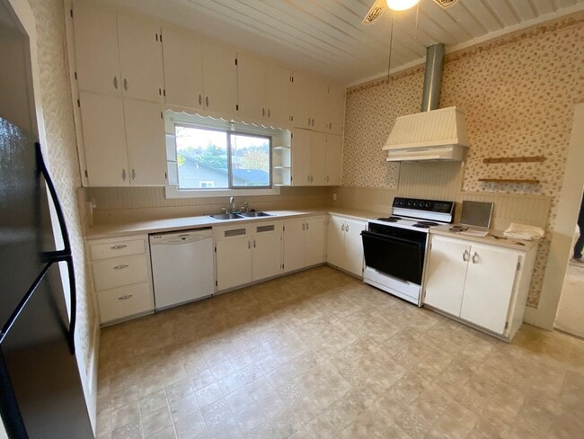 Building Photo - Historic 2+ Bedroom 1.5 Bath House in Oakland