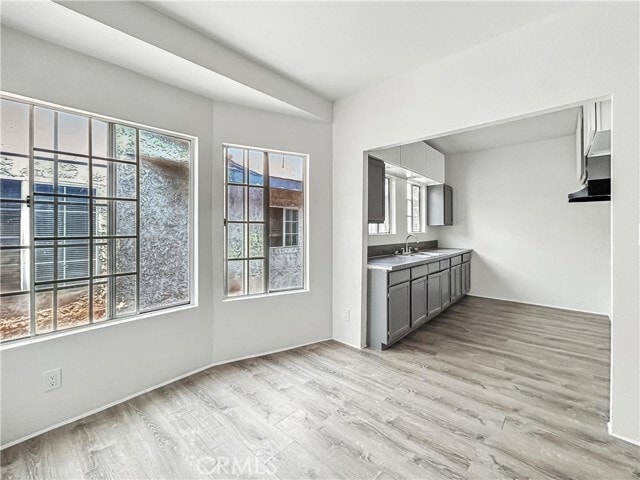 Building Photo - 825 W 40th Pl