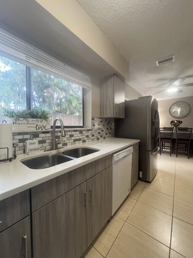 Foto del edificio - 2524 Coral Springs Dr