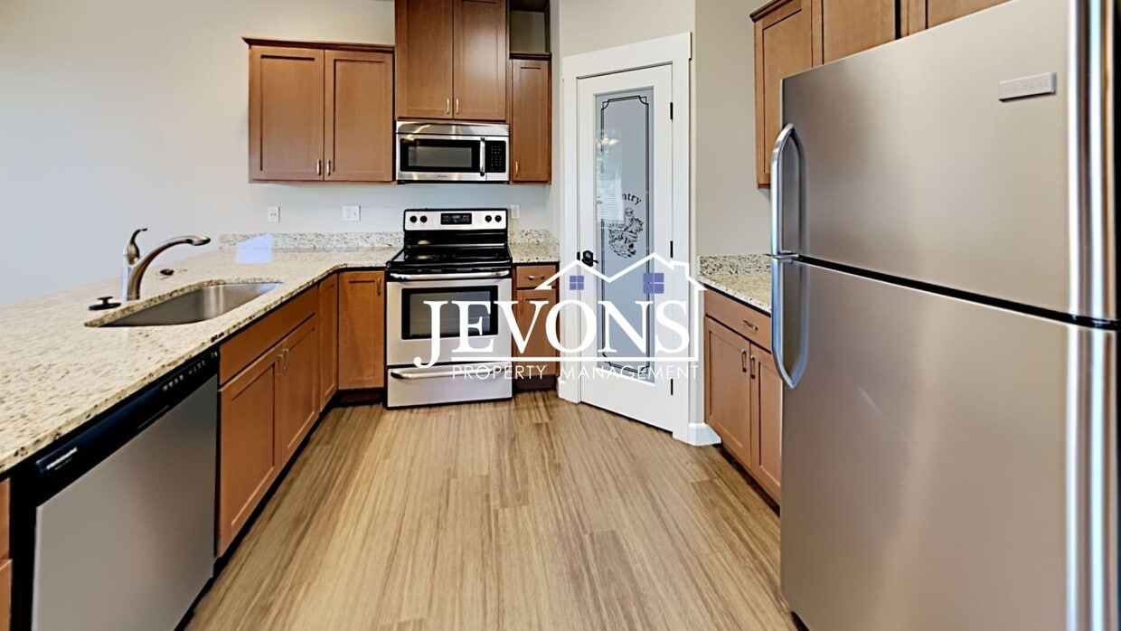 Primary Photo - Spacious duplex with master bedroom, backy...
