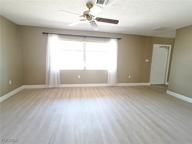 Foto del edificio - 1848 Winkler Ave