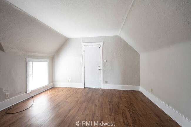 Foto del edificio - 831.5 S Webster St