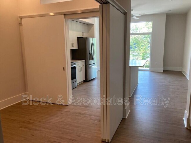 Foto del edificio - 2441 Campus Shore Dr