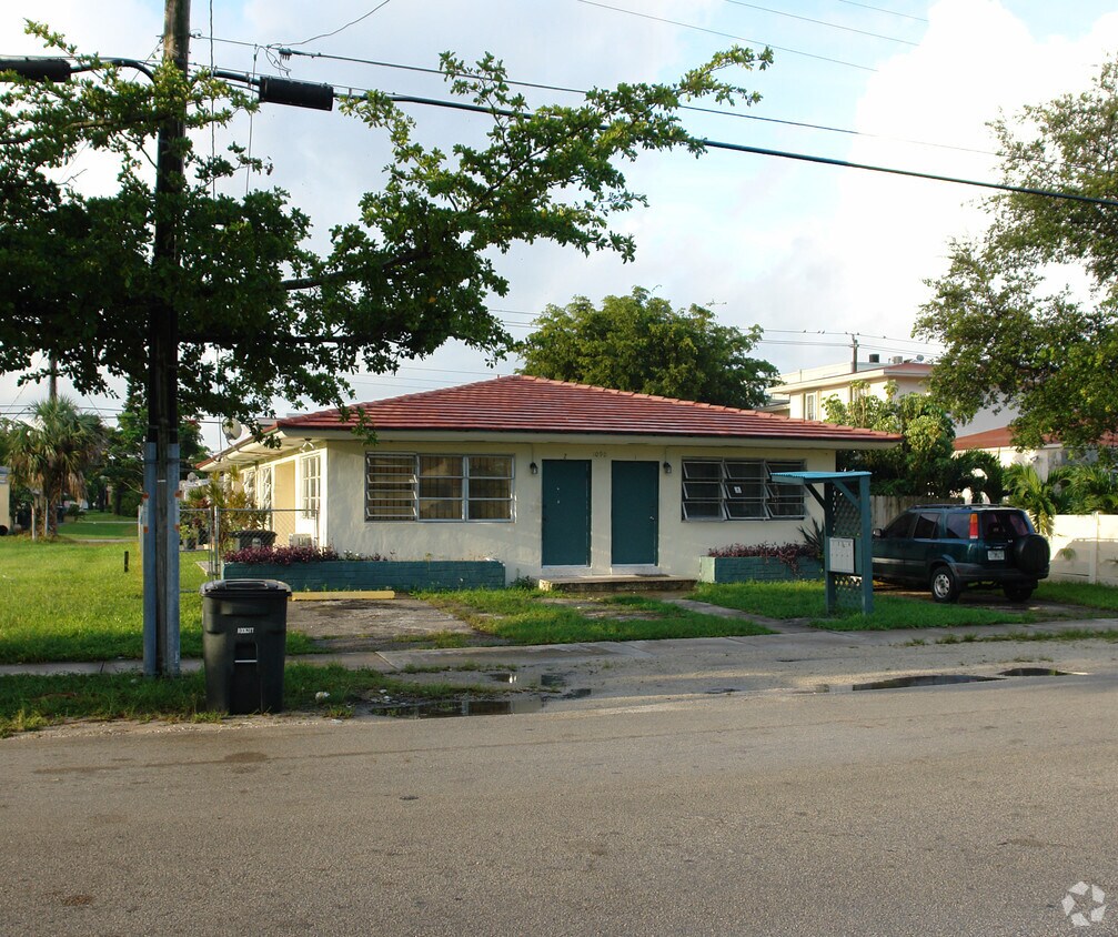 Building Photo - 1090 NE 127th St