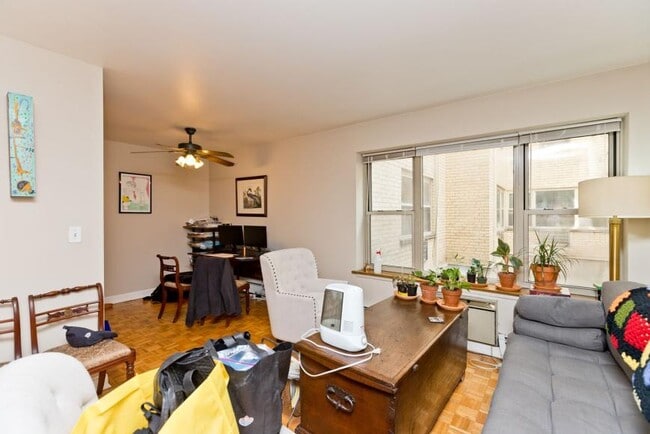Building Photo - 1 bedroom in Chicago IL 60657