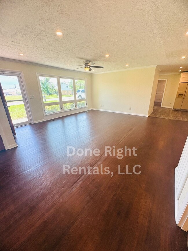 Building Photo - 388 E Noel Dr