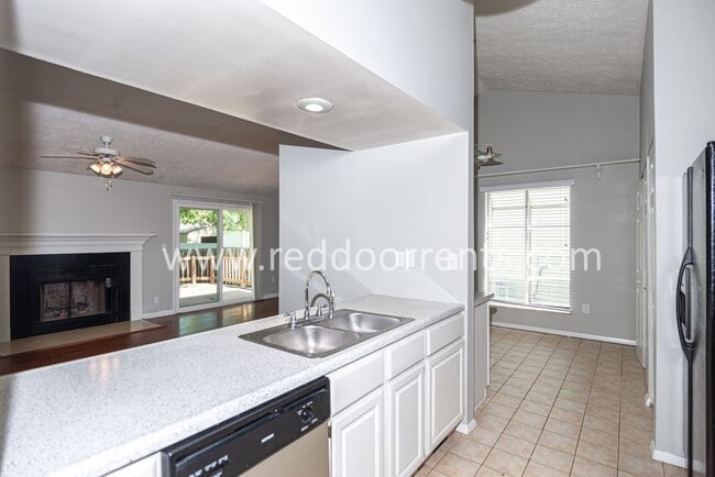 Building Photo - Your ideal home is just a visit away!