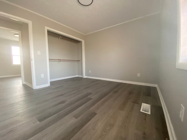 Building Photo - 213 Tara Dr