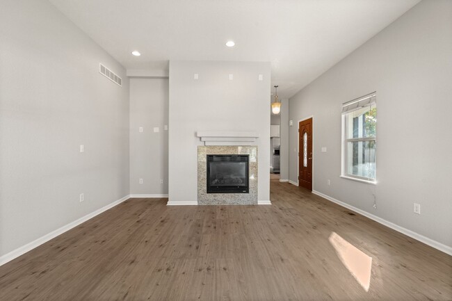 Building Photo - Spacious 4 Bedroom House in Santa Fe Art D...