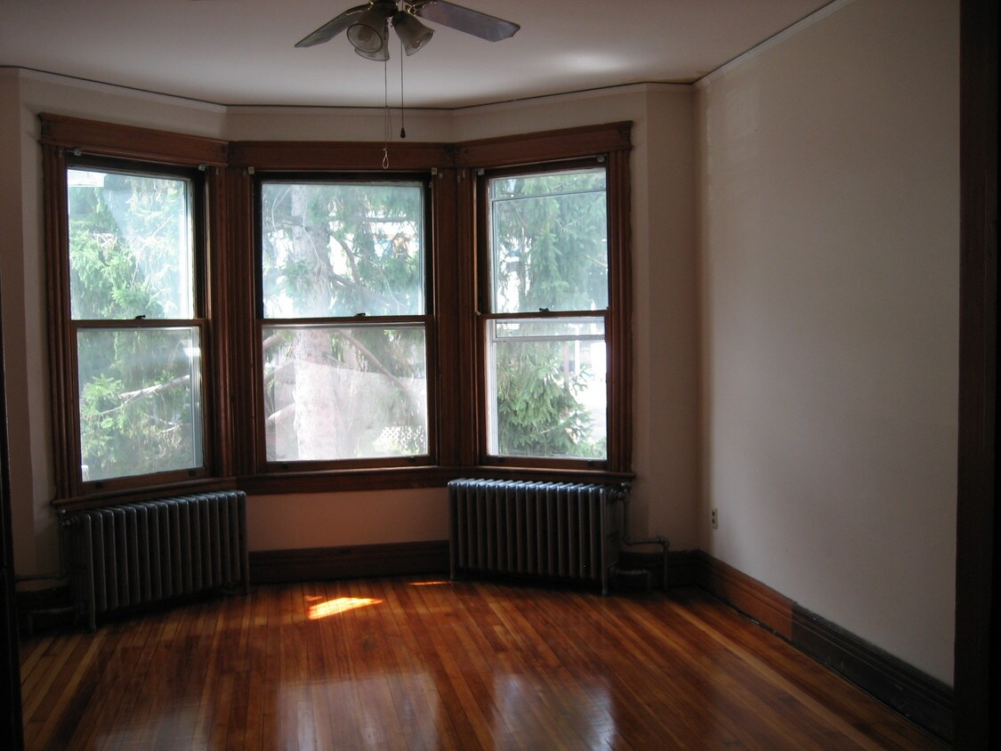 Primary Photo - 698 State St