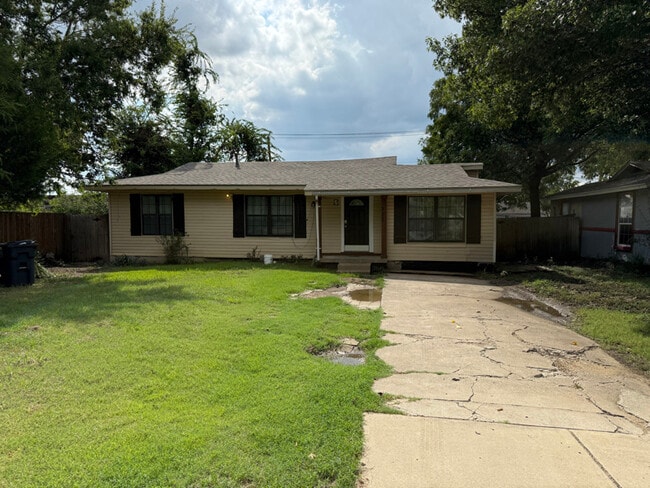 Building Photo - 727 Circle Dr
