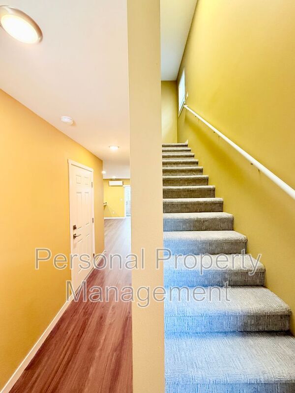 Building Photo - 5715 NE 74th Ct