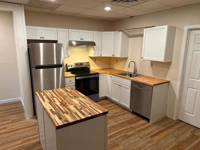 Building Photo - 100 Center St