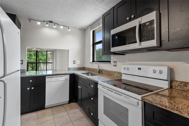 Foto del edificio - 8429 Forest Hills Dr