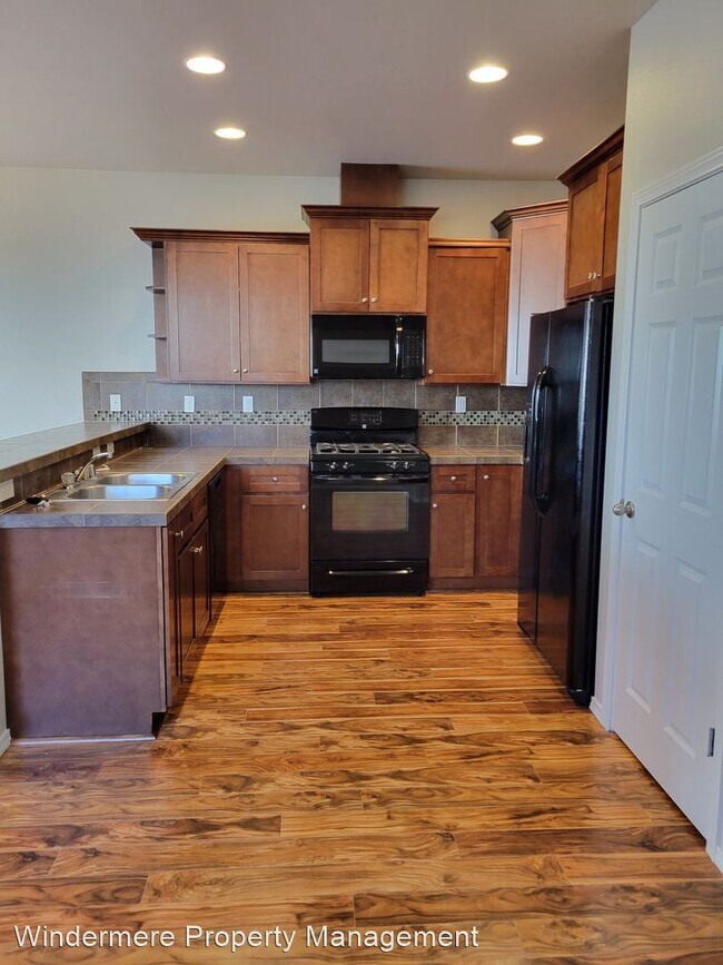 Building Photo - 3 br, 2.5 bath House - 281 NE Miramar Circle