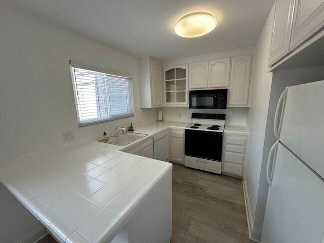 Foto del edificio - 3 Bed 1.5 Bath Townhome In Walnut Creek W/...