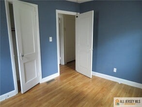 Building Photo - 52 Avenel St