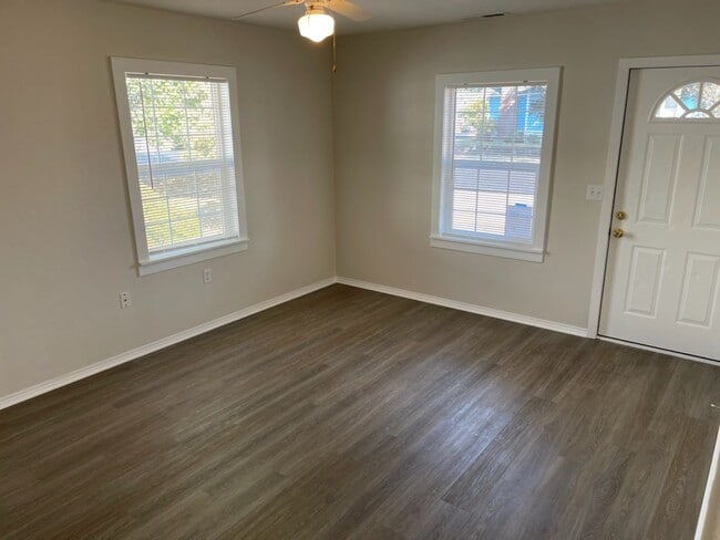 Foto del edificio - Comfortable 3-Bedroom Home with Huge Backy...