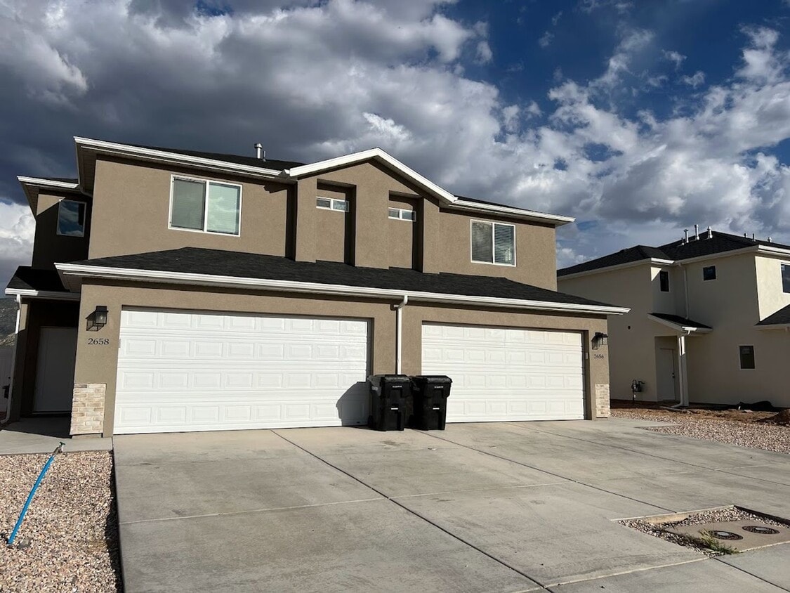 Looks Almost New Twin Home! Move is Special! - Looks Almost  New Twin Home! Move is Special!