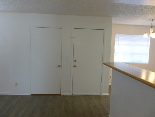 Building Photo - 2695 Jennydiane Dr