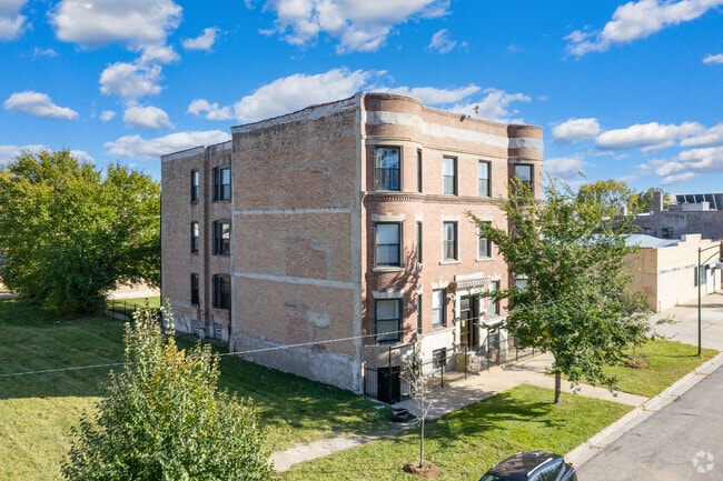 Building Photo - 5037 S Prairie Ave