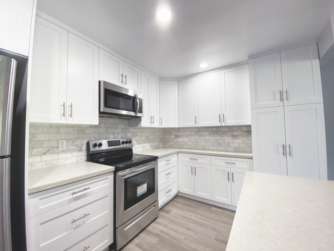 Kitchen - 5625 Green Valley Cir