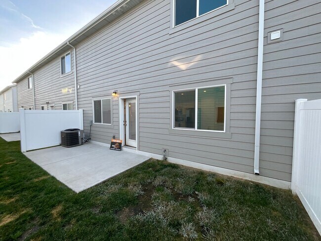 Foto del edificio - 3 bedroom 2.5 Bath Townhouse