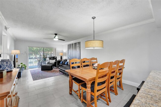 Building Photo - 830 S Hollybrook Dr