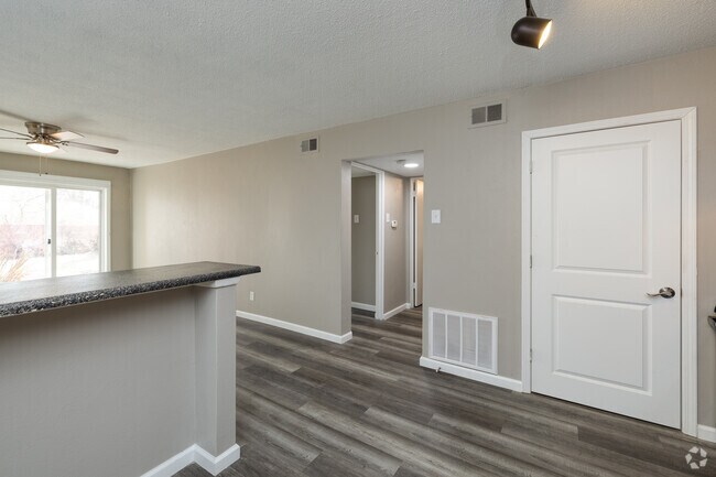 Área común al dormitorio - Arbor Village Apartments