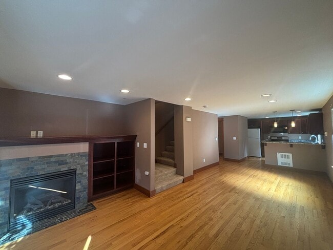 Building Photo - Modern Townhome in Prime U-District Locati...