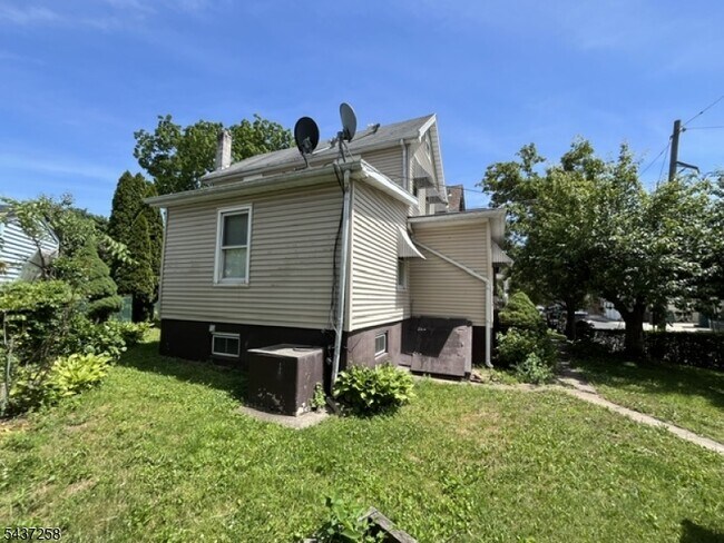 Building Photo - 22 Drake St
