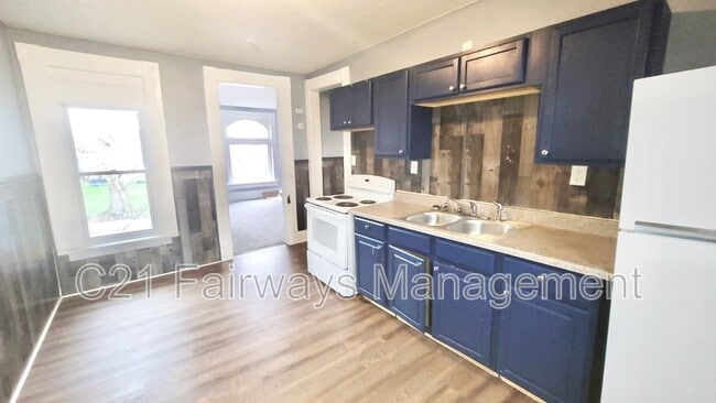 Building Photo - 208 Thompson St