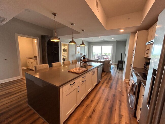 Foto del edificio - Two bedroom end unit condo with stunning d...