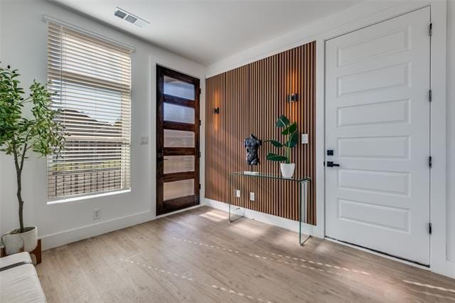 Building Photo - 723 W 10th St