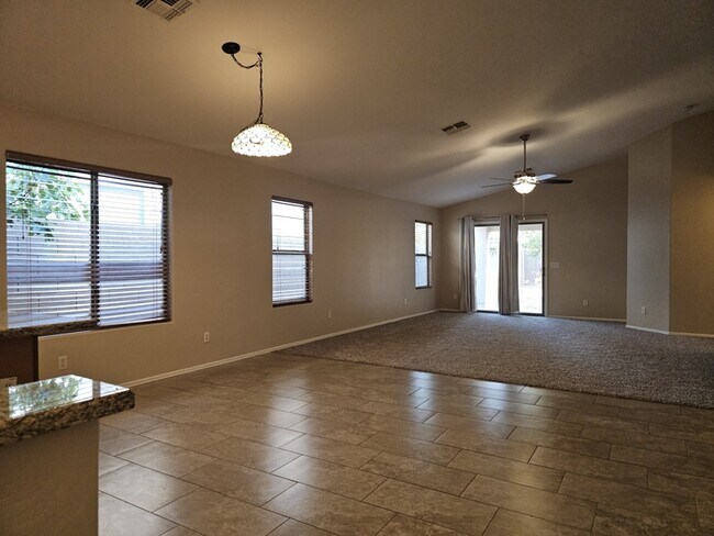 Foto del edificio - 2569 E Silversmith Trail