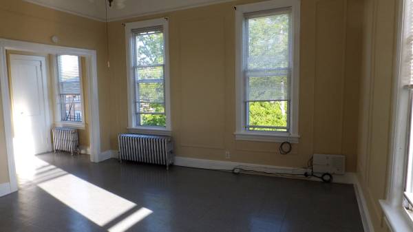 Primary Photo - 131 W Sidney Ave