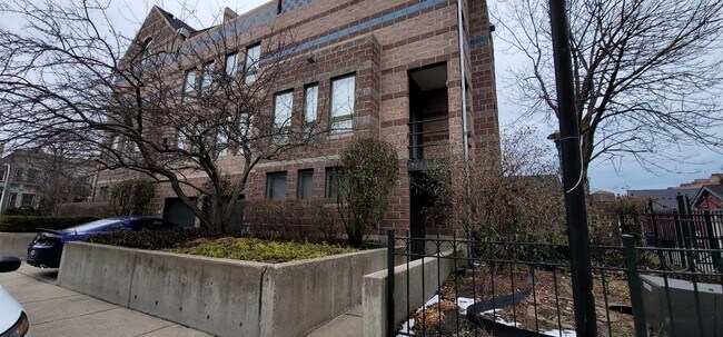 Building Photo - 906 E 54th St