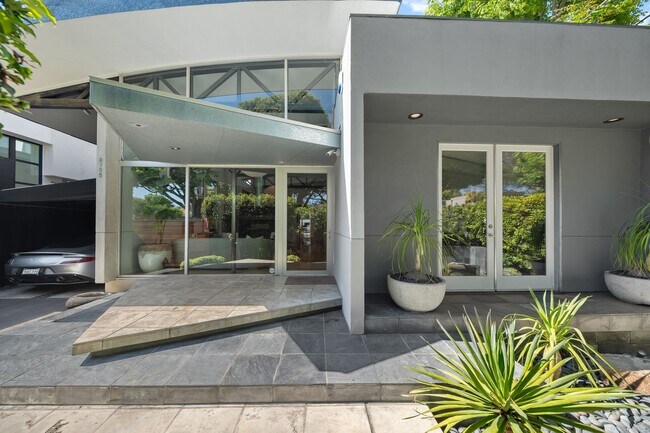 Foto del edificio - 8735 Dorrington Ave