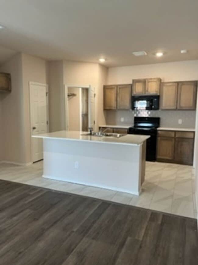 Foto del edificio - BRAND NEW HOME! First month free!