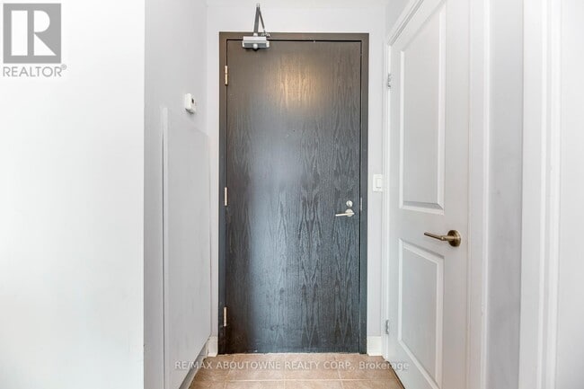 Building Photo - 18 Yorkville Ave