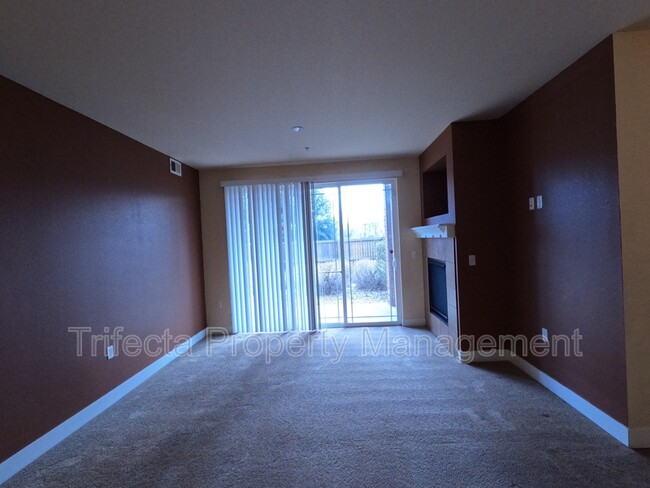 Foto del edificio - 2445 Windrow Dr