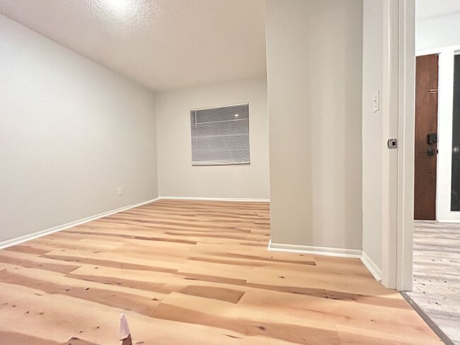 Building Photo - Spacious 4/3 wit Flex Room in Shadowlawn E...