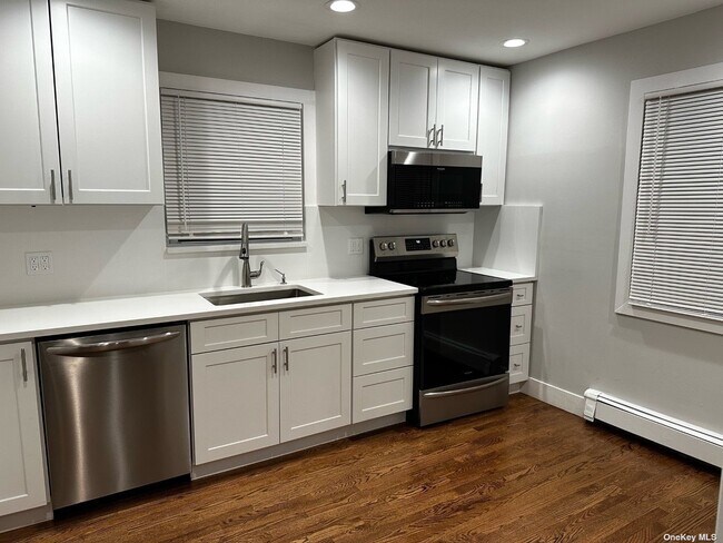 Foto del edificio - 219 Manorhaven Blvd