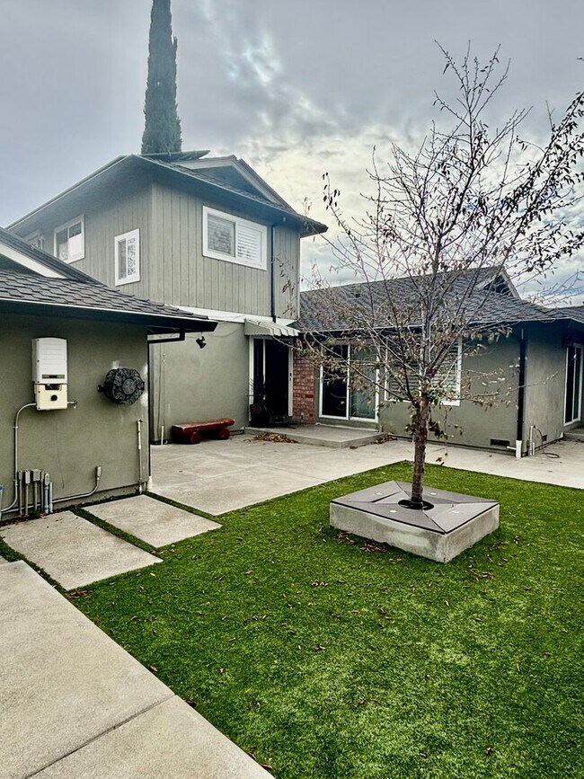 Foto del edificio - Outstanding Concord/Clayton Border- 5 bed 2.5 bath home with Pool and Hot-Tub and so much more!