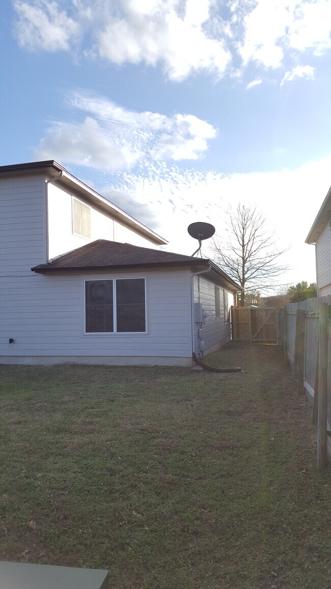 Side Yard - 6112 Speyside Dr