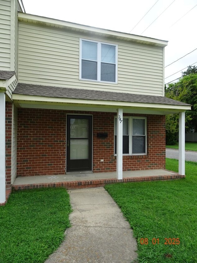 Primary Photo - 3 Bedroom, 1.5 Bath Duplex in Hampton for ...